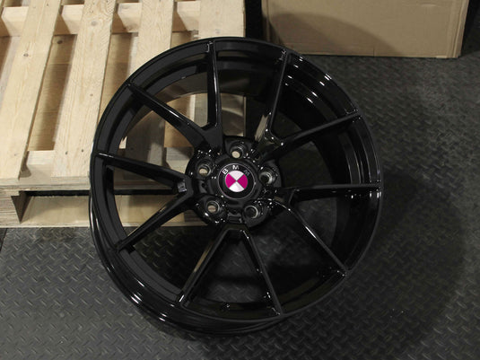 BM358 19" - Gloss Black